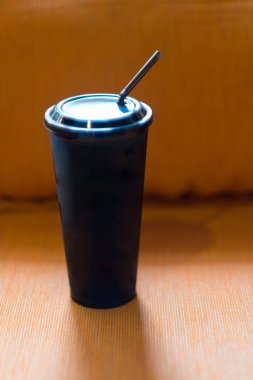 Saman ile plastik siyah kap