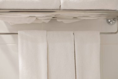 Banyo havlusu, banyoda asılı havlular.