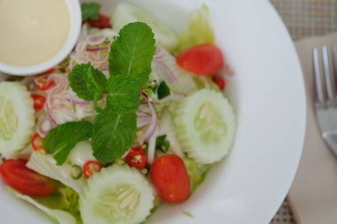 Sezar salatası ile çanak