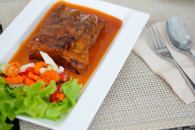 Barbekü soslu kızarmış kaburga