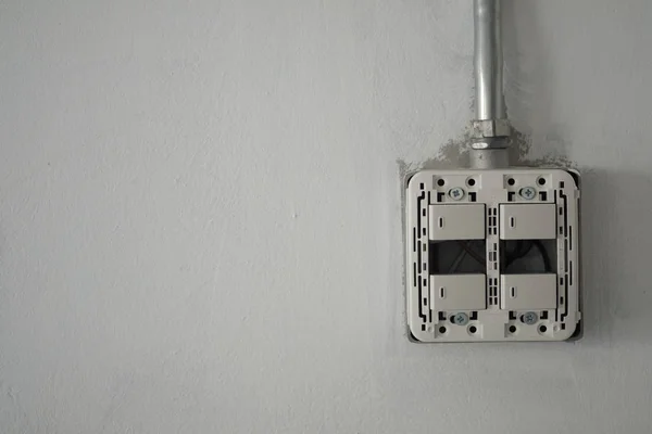 Освещение современного электрического выключателя на реставрационной стене — стоковое фото