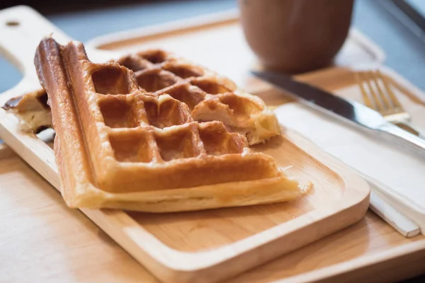 Waffles grelhados com bacon na bandeja de madeira — Fotografia de Stock