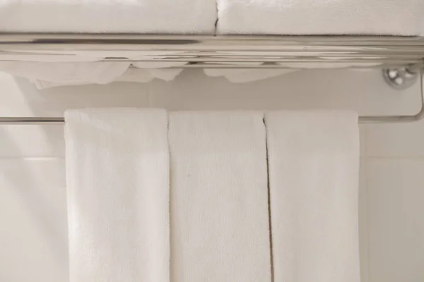 Ręcznik łazienkowe, ręczniki wiszące w łazience. — Zdjęcie stockowe