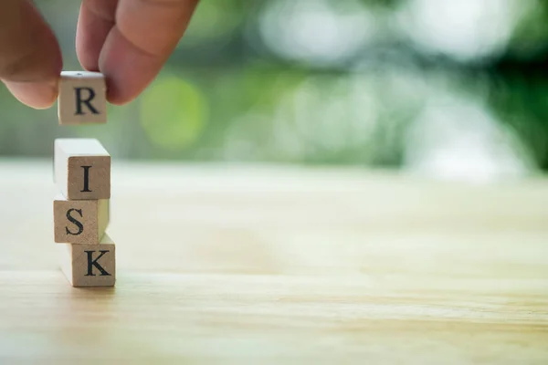 Handauflegen oder Ziehen von Holzblock-Text ist Risiko — Stockfoto