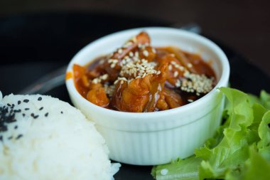 Sos ile kızarmış domuz eti karıştırın ve susam pirinç ile servis