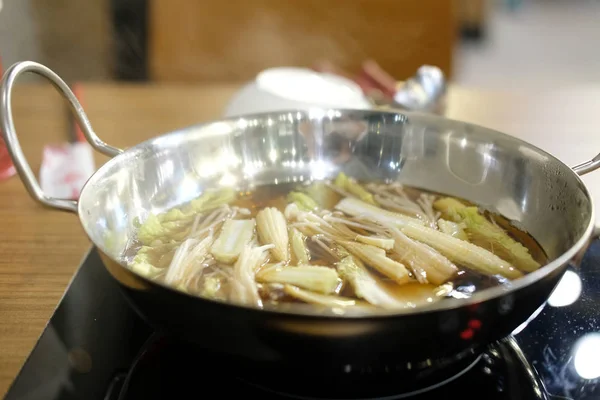 しゃぶしゃぶは韓国の伝統的な、またはすき焼きは日本の伝統的な — ストック写真
