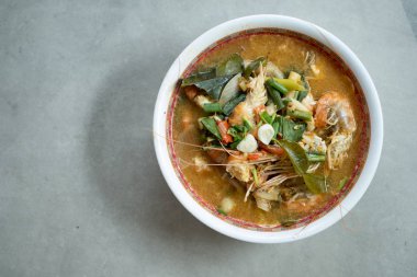 Tom Yum Goong veya baharatlı Tom yum çorba ile karides karidesler 