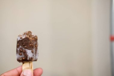 Çikolata ve fındık ile kaplı dondurma çubuğu vanilya