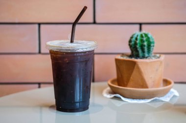 Woode masasında buz ile uzun siyah kahve