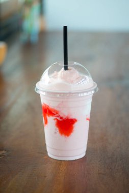 Çilek yoğurt meyve suyu Smoothie