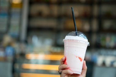 Çilek yoğurt meyve suyu Smoothie sağlıklı yüksek protein h