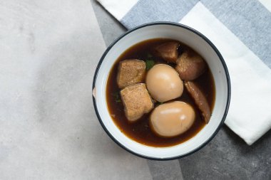 Yumurta ve domuz kahverengi sos