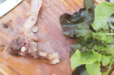 Gıda sonrası domuz kemiği ve sebzelerin kalıntıları.