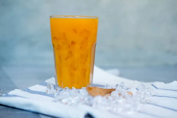 Jus d'orange frais avec glace en grand verre — Photo