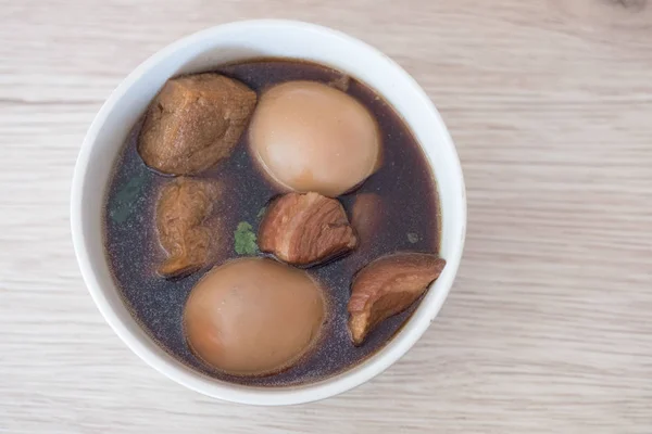 Cozinha tailandesa ferveu ovos com baqueta de frango em molho doce — Fotografia de Stock