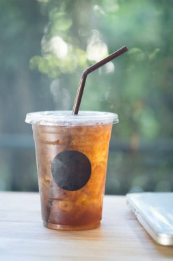 Soğuk limon buzlu çay ve saman