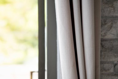 Yatak odasında bej perde