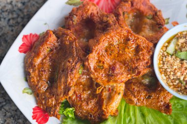 Tayland kızarmış balık köftesi (Tod Mun Pla)