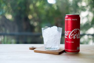 Samut Prakan, Tayland-Mart 17, 2019: kırmızı olabilir ve buz küpleri ile cam Coca-Cola Thai yazı bir Tayland favori içecek biridir