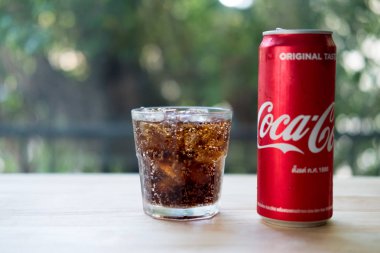 Samut Prakan, Tayland-Mart 17, 2019: Alüminyum olabilir Coca Cola alkolsüz içecek. Coca-Cola şirketi bir Amerikan çok uluslu içecek şirketi.