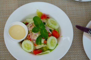 Sezar salatası ile çanak