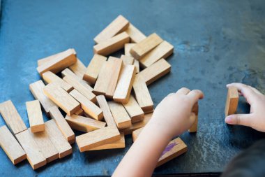 Çocuk Ahşap sopa oynarken ellerini blok.