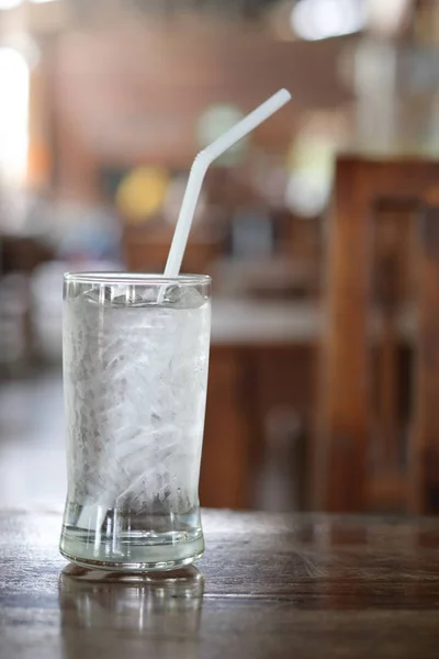 Glas trinkbares Eiswasser mit Eiswürfel — Stockfoto