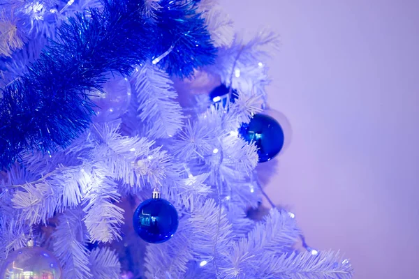 Noel ağacında mavi çan süslemeleri — Stok fotoğraf