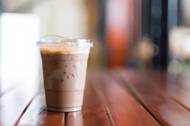Ahşap masada Buzlu Mocha kahve