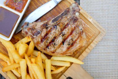 Domuz kızartması biftek bbq patates kızarmış ile ızgara