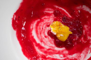 Sonra bitmiş leke çilek sosu yemek