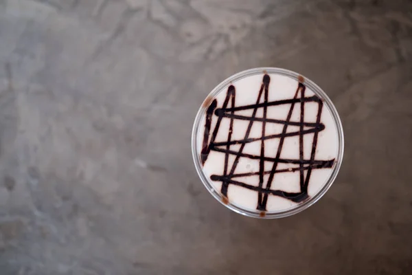 Molho de chocolate na espuma de leite — Fotografia de Stock