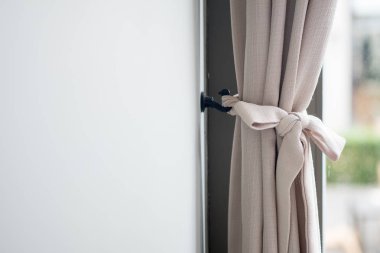 Pencerenin üzerinde bol dökümlü perde parçası