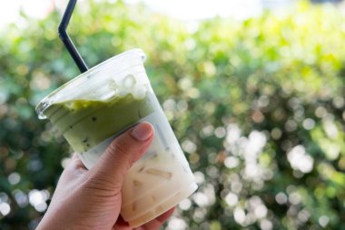 Plastik cam buz süt yeşil çay. Kolay içecek bir kavramdır fo