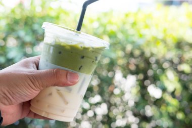 Plastik cam buz süt yeşil çay. Kolay içecek bir kavramdır fo