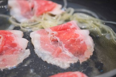 İnce domuz kızartma sıcak tava pişirilir 