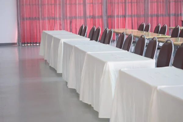 Fije perfectamente filas de nuevas sillas en la sala de conferencias — Foto de Stock