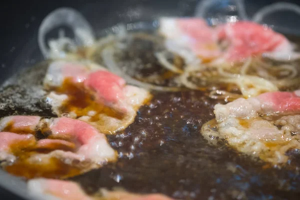 Porco fino cozido em frigideira quente — Fotografia de Stock