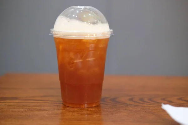 Koffie zwart gemengd soda en sinaasappelsap in glas — Stockfoto