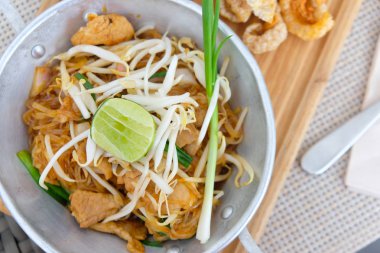 Tabak üzerinde kızarmış pirinç noodle karıştırın (Korat 's karıştırın kızarmış noodle)