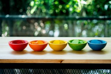 Çok renkli ahşap oyuncak inşa etmek. Doğal çevre dostu oyuncak