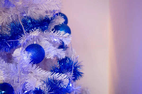 Blaue Glocke schmückt Weihnachtsbaum — Stockfoto