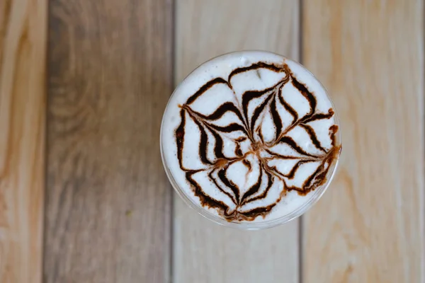 Arte de espuma de café flutuando no topo . — Fotografia de Stock