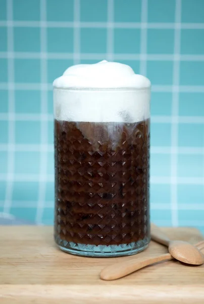Caffè moka freddo con schiuma di latte sulla parte superiore — Foto Stock