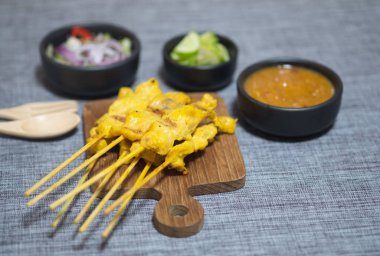 Fıstık sosu ile yeme domuz Satay