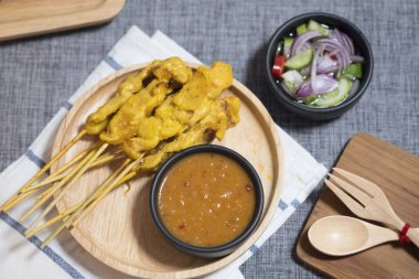 Fıstık sosu ile Tay tarzı kavrulmuş domuz eti