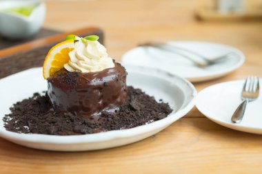 Tabakta sıcak tatlı çikolatalı kek lav