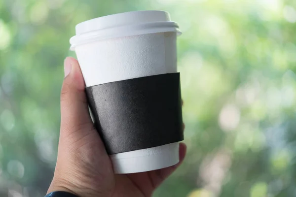 Hand hält eine Kaffeetasse — Stockfoto