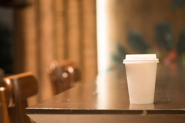 Pappbecher Kaffee zum Mitnehmen im Café-Shop — Stockfoto