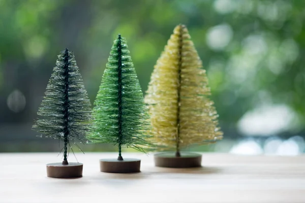 Yılbaşı ve yeni yıl minyatür Noel ağacı — Stok fotoğraf